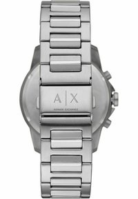 Zilveren roestvrijstalen horloge met een schakelarmband, met een gegraveerd "A|X" logo en een gladde, gepolijste afwerking op de sluiting.