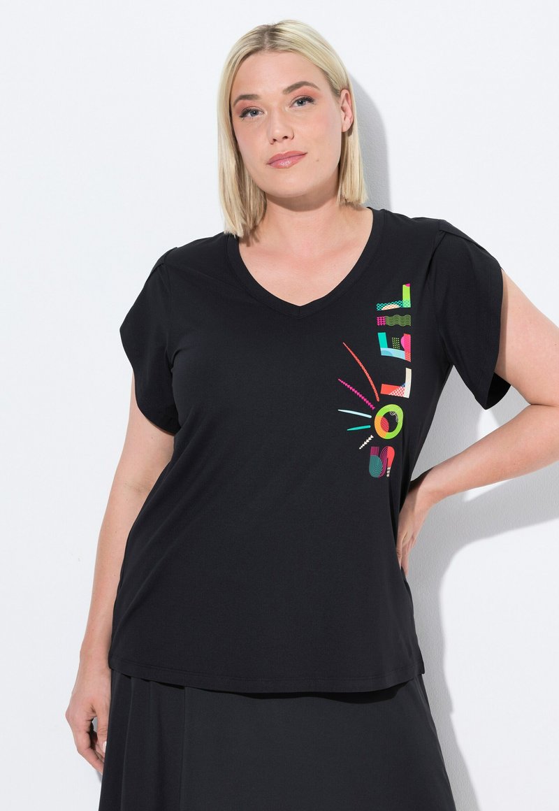 Zwarte v-hals t-shirt met korte mouwen, voorzien van kleurrijke grafische tekst en accenten aan de linkerkant, gemaakt van een soepele stof.