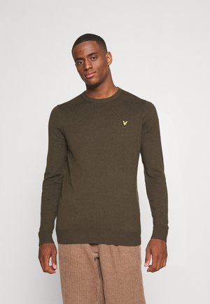 Suéter de punto verde oliva con cuello redondo, puños y dobladillo acanalados, que presenta un pequeño logotipo amarillo en el pecho. Textura de tejido ligero.