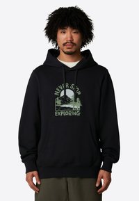 Sort hættejakke med en lomme foran og snoretilpasning i hætten. Har et grafisk design i lysegrøn, der står "NEVER STOP EXPLORING" med bjergmotiv.