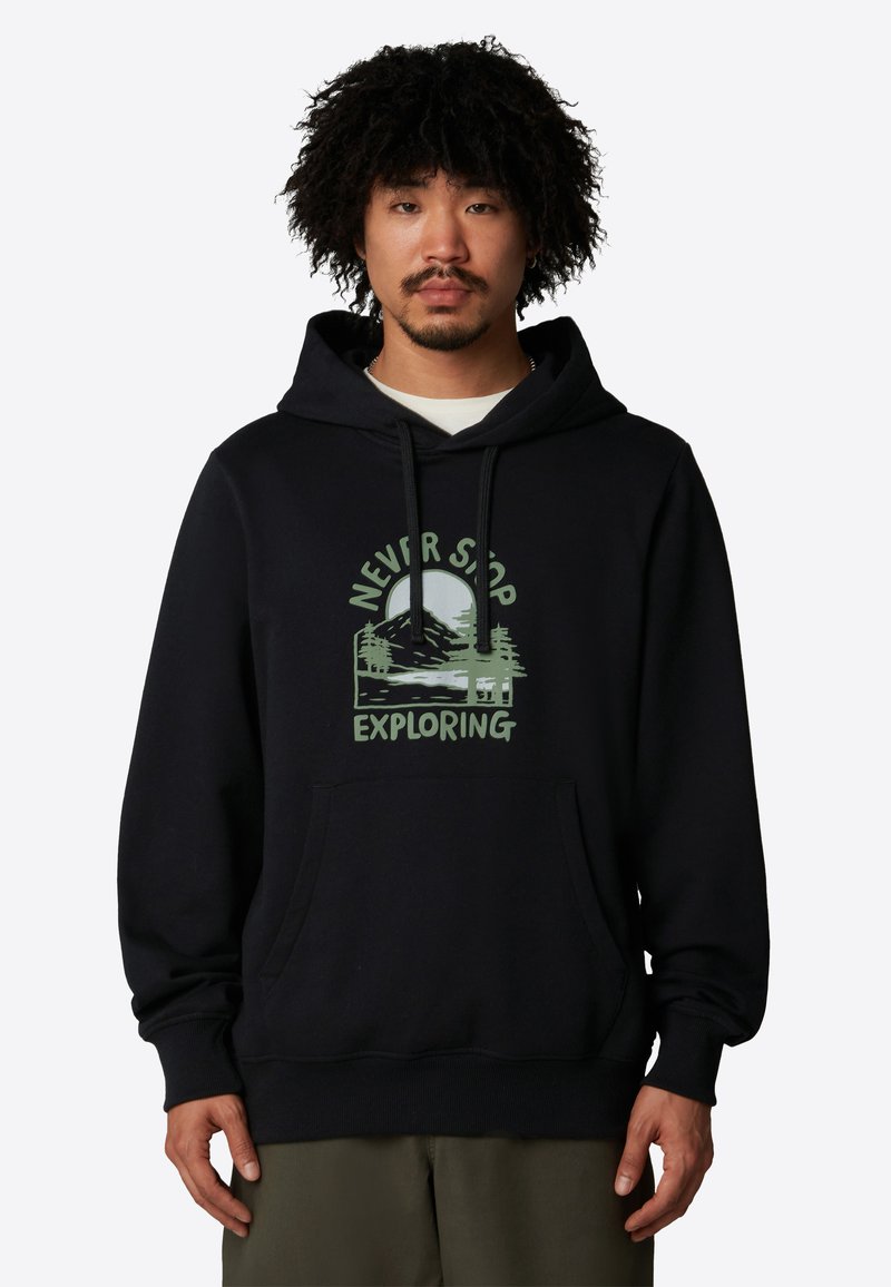 Sort hættejakke med en lomme foran og snoretilpasning i hætten. Har et grafisk design i lysegrøn, der står "NEVER STOP EXPLORING" med bjergmotiv.