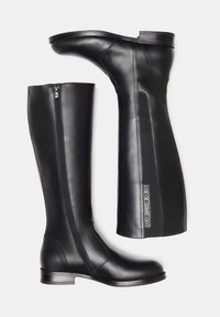 Stivali alti in pelle nera con zip laterale, pannello elastico e tacco a blocco basso; superficie liscia con un dettaglio metallico.