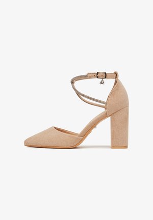 Beežid seemisnahast plokk-kontsaga kingad terava varbaga, pahkluu rihm, millel on rhinestones ja väike "DZ" ripats pandlal.