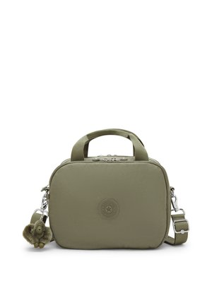 Bolso compacto verde oliva con asas cortas, correa de hombro ajustable, logotipo circular y llavero pequeño de mono de peluche adjunto.
