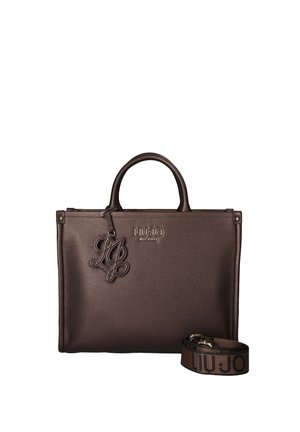 Borsa a mano in pelle testurizzata marrone scuro con due manici, ciondolo con logo attaccato e tracolla staccabile con il nome del marchio.