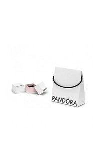 Weißer Papier-Einkaufsbeutel mit schwarzen Griffen, beschriftet mit "PANDORA". Zwei quadratische Geschenkkästchen, eines in Weiß und eines in Pink, sind teilweise geöffnet.