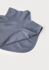 Col roulé en coton gris avec une texture douce et lisse. Ourlet courbé avec des coutures contrastées, col replié et design sans coutures.