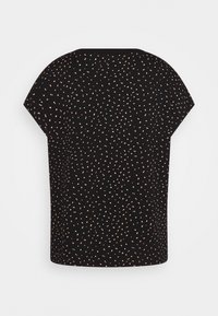 Camiseta negra con mangas de capucha que presenta un patrón disperso de pequeños puntos blancos y melocotón. Textura suave y corte holgado.