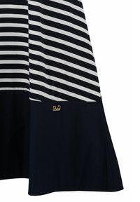 Gestreifte Rock in Marineblau und Weiß, mit einem einfarbigen marineblauen Abschluss. Enthält ein kleines goldenes Logo-Detail nahe dem Saum. Glatte Textur, ausgestelltes Design.