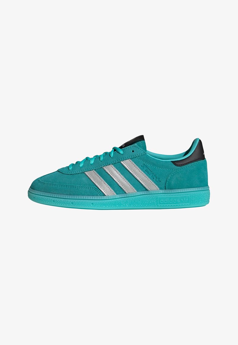 Baskets en daim turquoise avec trois bandes argentées, accents noirs au talon, et une semelle en caoutchouc texturée aqua. Design sportif à tige basse.