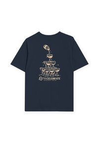 Námořnická košile s béžovým obrázkem šampaňského nalévajícího se do pyramidy sklenic nad textem "Oslavme" a menším písmem níže.