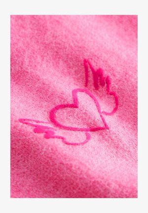 Roze viltstof met een geborduurd ontwerp van een hart en een vleugel. De stiksel is een iets donkerdere roze, wat de textuur versterkt.