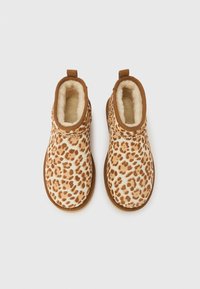 Μποτάκια αστραγάλου με λεοπάρ μοτίβο και καφέ λεπτομέρειες, μαλακή εσωτερική επένδυση, στρογγυλεμένη μύτη και επίπεδη ελαστική σόλα. Σχεδιασμένα για άνεση με ελαφρώς ανυψωμένη βάση.