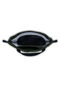 Sac en tissu vert au toucher lisse, avec une large ouverture, un intérieur noir, et une courte poignée bleue de chaque côté.