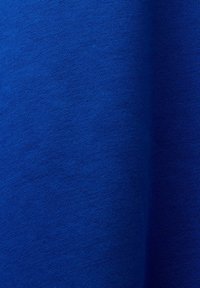 Tela azul con una textura suave, de peso medio, con un color sólido sin patrones ni diseños. Adecuada para ropa casual.