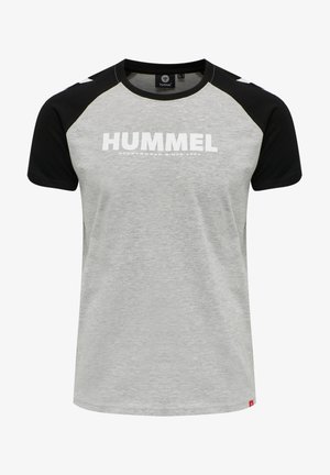 Grijze t-shirt met zwarte raglanmouwen en witte "HUMMEL" text. Gemaakt van katoen, lichtgewicht stof met een soepele textuur en een normale pasvorm.