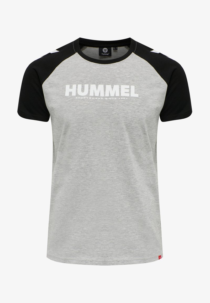 T-shirt gris avec des manches raglan noires et le texte "HUMMEL" en blanc. Fabriqué en coton, tissu léger avec une texture lisse et coupe régulière.