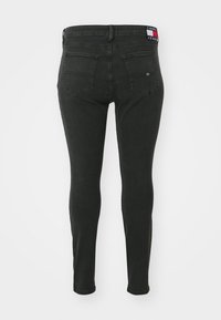 Μαύρο στενό τζιν παντελόνι από τζιν, με ψηλή μέση και δύο πίσω τσέπες. Περιλαμβάνει ετικέτα με το λογότυπο στη πίσω μέση.