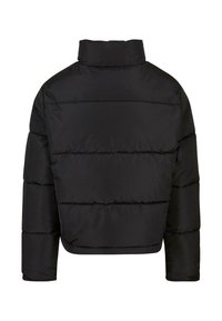 Fekete puff jacket, rövidített fazonban, magas gallérral és steppelt mintázattal. Hosszú ujjakkal rendelkezik, sima, fényes felülettel.