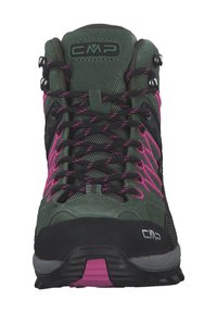 Zapatos de senderismo en verde y negro con acentos en rosa, parte superior de ante y malla texturizada, puntera reforzada y diseño atlético. Cordones negros y detalle del logo.