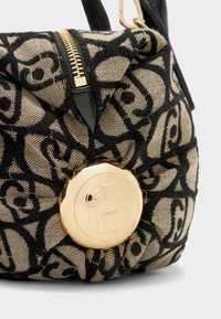 Borsa nera e oro con un motivo, realizzata in un tessuto beige testurizzato, caratterizzata da un prominente logo circolare dorato e una chiusura con zip nella parte superiore.