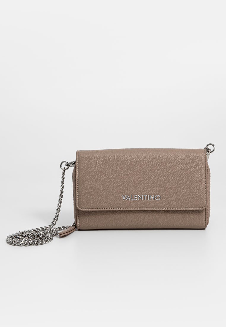 Bolso cruzado de piel marrón texturizada con herrajes de plata, que presenta una solapa plegable y una correa de cadena. Logotipo "VALENTINO" exhibido de manera prominente.