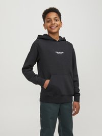 Sweatshirt noir avec cordon de serrage et poche avant, fabriqué en tissu doux. Présente un logo sur la poitrine, assorti à un pantalon vert foncé.