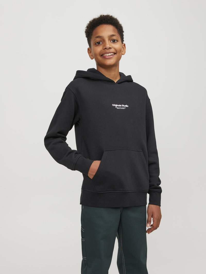 Sweatshirt noir avec cordon de serrage et poche avant, fabriqué en tissu doux. Présente un logo sur la poitrine, assorti à un pantalon vert foncé.