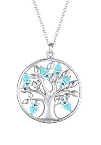 Collier pendentif en forme d'arbre en argent, ornée de pierres en forme de goutte bleue comme des feuilles, avec un design ajouré circulaire et une délicate chaîne.