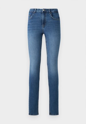 Høytlivde, tettsittende jeans laget av blå denim. Har fem lommer, beltestropper og en frontlukking med knapp og glidelås.