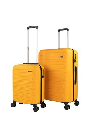 Conjunto de equipaje rígido amarillo, con superficie texturizada, asas telescópicas plateadas y cuatro ruedas negras para facilitar la movilidad.