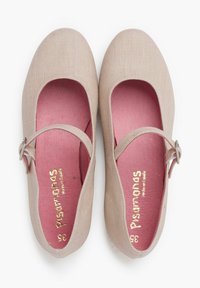 Helle beige Mary Jane-Schuhe aus strukturiertem Stoff, mit rosa Innensohle und einem geschnallten Riemen. Goldenes Logo im Inneren des Schuhs aufgedruckt.