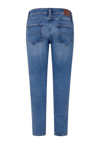 Pantalones vaqueros de mezclilla azul con corte recto, que cuentan con dos bolsillos traseros y un parche de cuero en la cintura. La tela tiene una textura suave.
