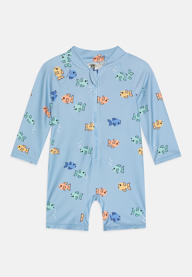 Blauwe short-sleeve zwempak met een rits aan de voorkant, voorzien van een kleurrijk vissenpatroon in oranje, blauw en groen op een lichtblauwe achtergrond.