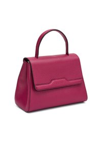 Bolso de cuero texturizado de color rosa intenso con asa superior y cierre de solapa, inclinado ligeramente para mostrar los detalles frontales y laterales.