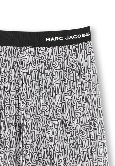 Shorts stretch noir et blanc avec un motif de logo répétitif et une taille élastique noire affichant "MARC JACOBS."