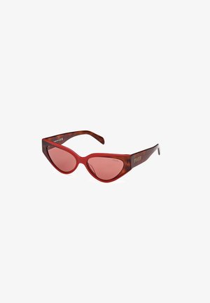 Rode plastic cat-eye zonnebril met donkerrode getinte lenzen, voorzien van subtiele gouden branding op de pootjes en een gladde afwerking.