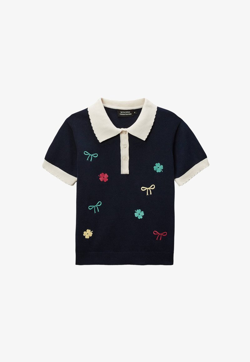 Polo à manches courtes bleu marine avec un col blanc festonné, orné de fleurs brodées colorées et de nœuds partout, patte à trois boutons.