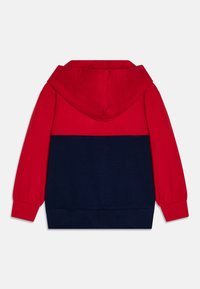 Felpa con cappuccio caratterizzata da una parte superiore rossa e una parte inferiore blu navy. Materiale in cotone con polsini e orlo a costine. Texture liscia, senza motivi.