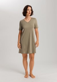 Abito khaki a maniche corte con scollatura a V, realizzato in un tessuto morbido, dalla vestibilità comoda e lungo sopra il ginocchio. Texture liscia, senza motivi o dettagli.