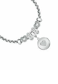 Collana in argento con maglie a forma di cuore decorate con cristalli trasparenti e un pendente rotondo con un piccolo design a cuore impreziosito da cristalli.
