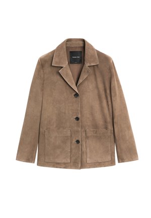 Brun mockajacka med skuren krage, knäppning framtill, två stora påsydda fickor och långa ärmar. Mjuk textur med en avslappnad design.