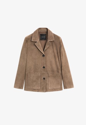 Brun mockajacka med skuren krage, knäppning framtill, två stora påsydda fickor och långa ärmar. Mjuk textur med en avslappnad design.