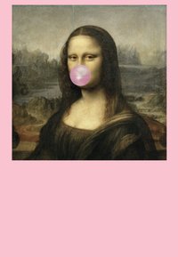 Mona Lisa-portret met een roze kauwgompunt over haar mond. Achtergrond bevat gedempte kleuren, die landschappen mengt met zachte texturen.