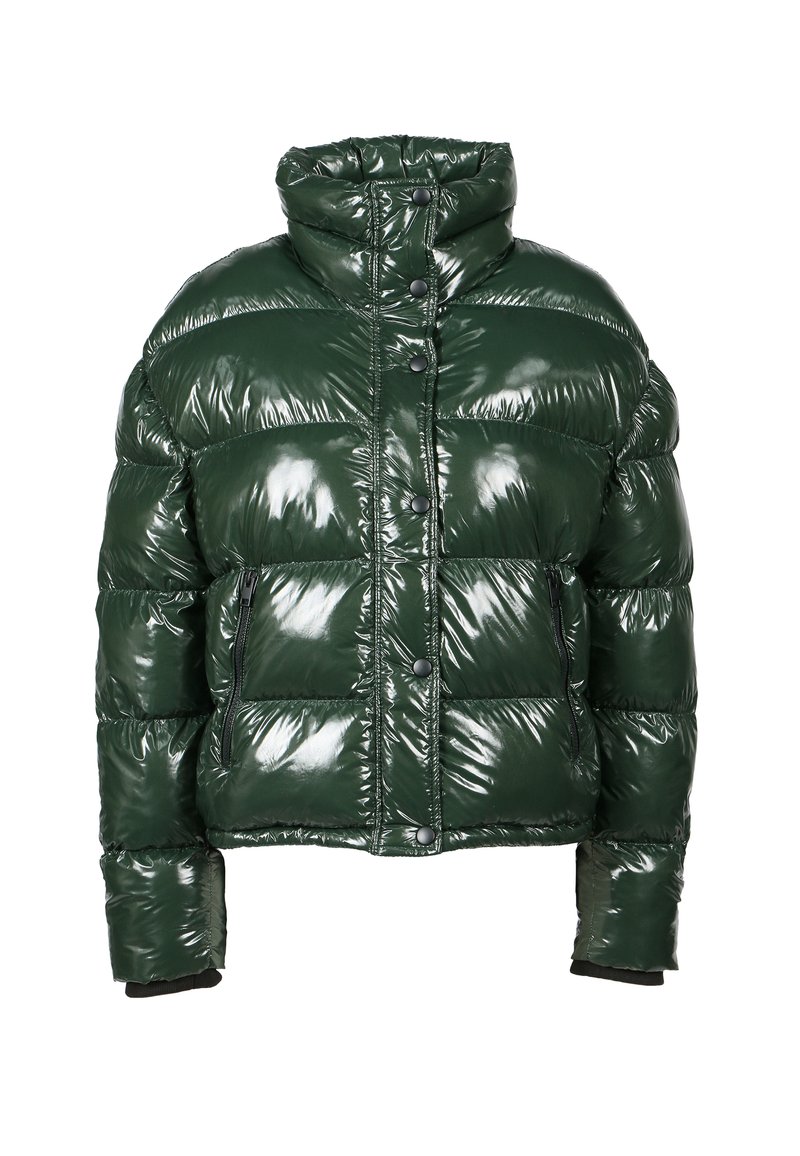 Giacca puffer verde con finitura lucida. Presenta un colletto alto, chiusura con bottoni e tasca laterale con zip. Forma squadrata con sezioni imbottite.
