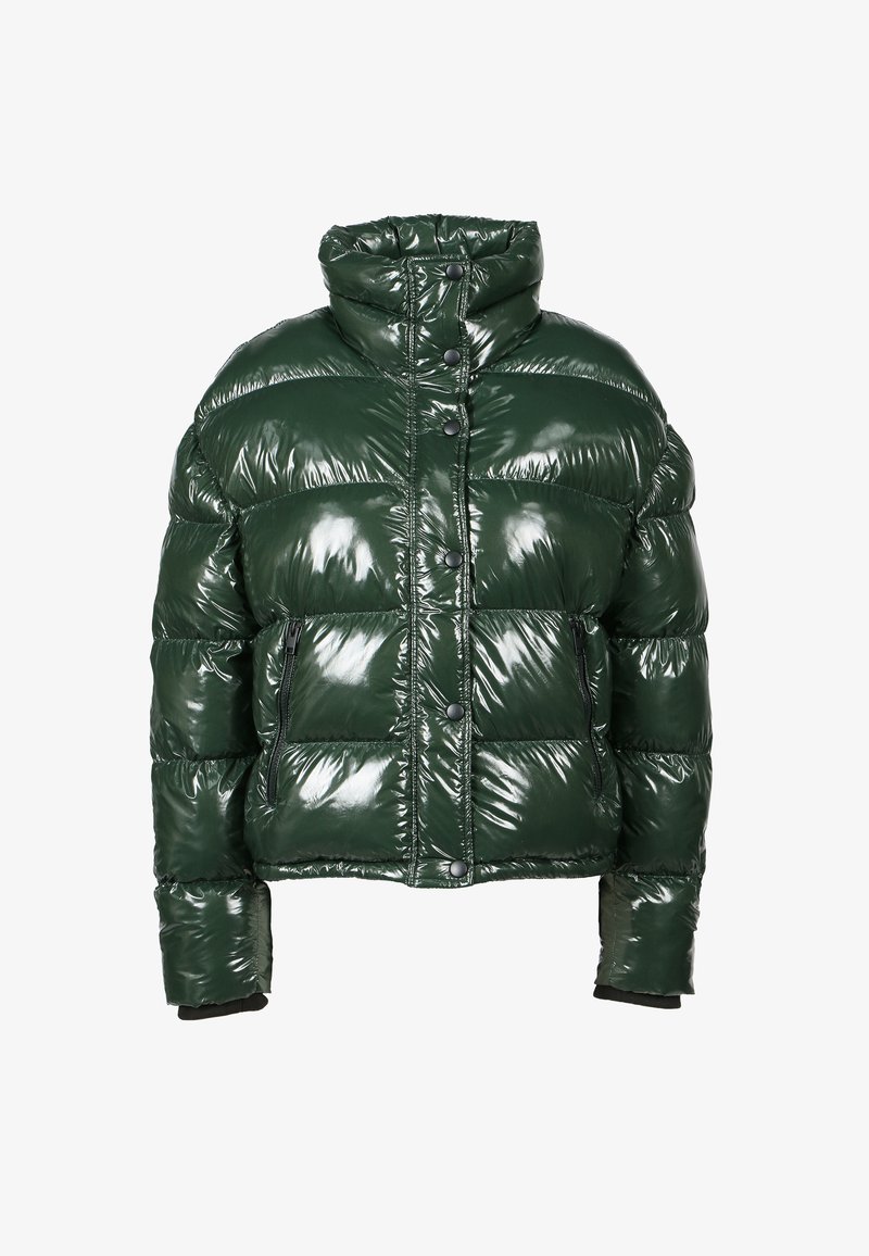 Giacca puffer verde con finitura lucida. Presenta un colletto alto, chiusura con bottoni e tasca laterale con zip. Forma squadrata con sezioni imbottite.