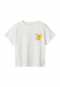 Hvit bomull t-skjorte med korte ermer med et gult Pikachu-preg og rosa tekst på venstre brystområde. Enkel, avslappet design.