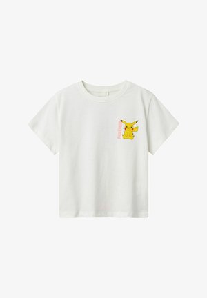 T-shirt en coton blanc à manches courtes, avec un graphique de Pikachu jaune et un texte rose sur la partie gauche de la poitrine. Design simple et décontracté.