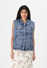 Denimväst i ljusblått, ärmlös design, med en spetstig krage, framknäppning med knappar och två bröstfickor. Texturerad tyg.