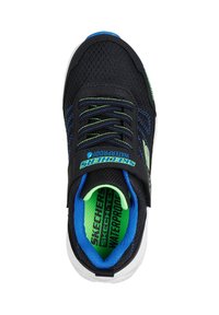 Baskets noires en matériau mesh avec des accents bleu-vert. Dotées d'un bout rond, d'une semelle synthétique et d'une sangle réglable. Doublure intérieure imperméable.